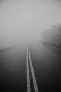 Neblige Straße als Metapher für Scheinverständnis und blinde Flecken in der Unternehmensstrategie – Prüfung der Entscheidungslogik durch nexoPreneur