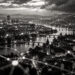 Schwarz-Weiss-Ansicht einer Stadt mit einem komplexen Netzwerk aus digitalen Verbindungen und Knotenpunkten.